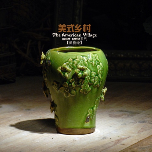 美式鄉(xiāng)村陶瓷花瓶綠釉手工浮雕花插工藝品復(fù)古做舊橄欖綠瓷器擺件